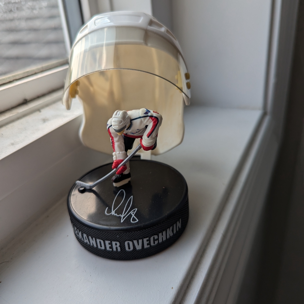2008 McDonald's NHL Hockey Helmet OfPlayer Alexander Ovechkin Figurine with Puck